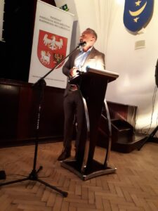 Mężczyzna prowadzący wykład