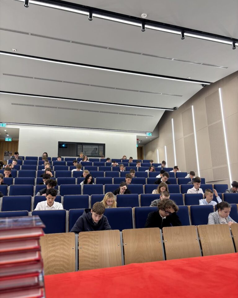 Sala konferencyjna - dzieci piszący test.