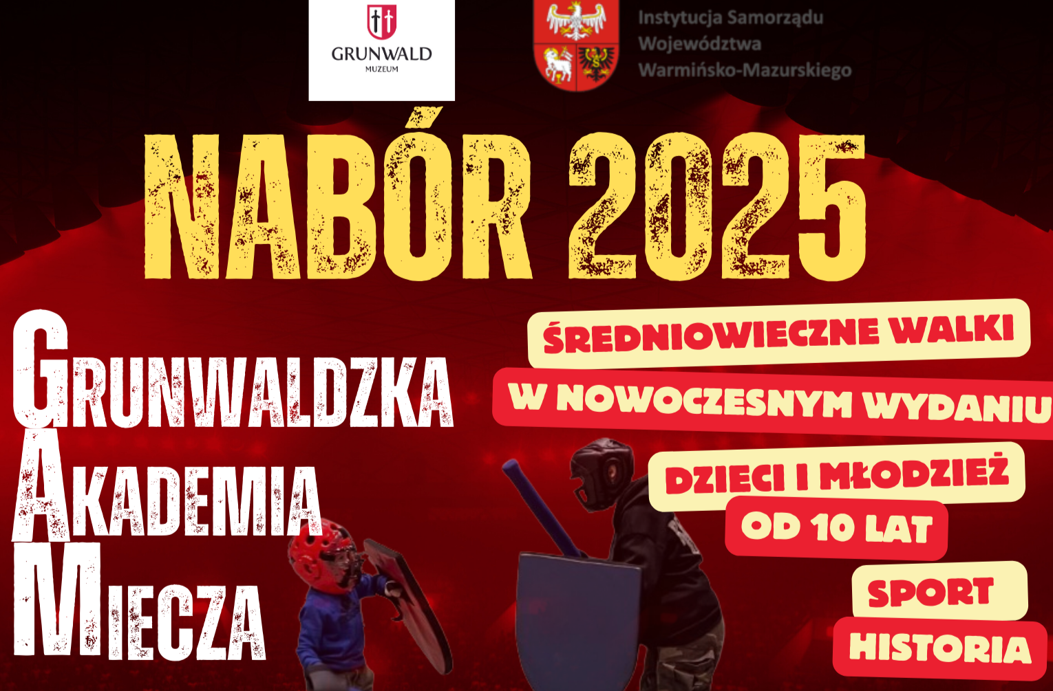 Plakat informacyjny Grunwaldzkiej Akademii Miecza - nabór 2025. Na tle sylwetek walczących dzieci w nowoczesnym sprzęcie ochronnym widnieją hasła: Średniowieczne walki w nowoczesnym wydaniu, Dzieci i młodzież od lat 10, Sport, Historia. Logo Muzeum Bitwy pod Grunwaldem oraz Samorządu województwa Warmińsko-Mazurskiego na górze plakatu